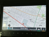地図上に現在地を示すマークや道路、周辺の地名が表示され、目的地までの道筋を確認しやすい画面です。地図を見ながら行き先を検討でき、慣れない場所へのお出かけにも便利です。