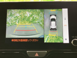 後方映像と車両周辺の表示を切り替えて確認でき、駐車時の周囲確認をサポートします。画面には目安となるガイド線も表示され、後退時の位置合わせに役立ちます。