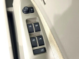 【電動格納ミラー】サイドミラーは電動格納式となっており、狭い駐車場でもキズがつくリスクを抑えられます。