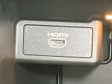 グローブボックス内のHDMI端子に専用ケーブルを差し込むとナビで動画を楽しめます★