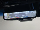 【デジタルインナーミラー】後方に設置されたカメラの映像がルームミラー型の液晶画面に送出されます。トランク内の荷物が満載でも、視界が妨げられることはありません。