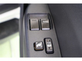 運転席と助手席の窓は運転席から操作できます。今やほぼ当たり前ですが、無いと不便なアイテムですよね。ウインドウロックも装備しています。