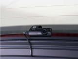 ナイトビジョンをリアカメラにも搭載。夜間走行や暗い駐車場などの低照度環境でも鮮明な映像で録画が可能です。スマートフォンで映像の確認や設定を行うこともできます。安心のボルボ純正品です。