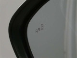 ブラインドスポットモニターです。走行中、ドアミラーでは確認しにくい後側方の車両を検知し、注意喚起をしてくれるので車線変更も安心です。