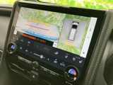 後方の映像に加えて周囲を俯瞰した表示も確認でき、駐車時の周辺確認をサポートします。画面の目安線も参考にしながら、車庫入れや狭い場所での取り回しに活用できます。