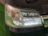 対象物が見やすく白く明るい光で夜間走行をサポートするLEDヘッドランプ(ロー/ハイビーム・マニュアルレベリング機能・LEDクリアランスランプ付き)を搭載