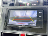 【バックガイドモニター】車両後方の映像をナビ画面に表示し、駐車などの後退操作をサポートします。