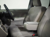運転席にはアームレストが備わっています。