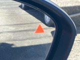 後側方の死角に車がいる場合に光って知らせます。