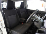 【清潔感のある運転席&助手席】隅々までクリーニングの行き届いた運転席&助手席。目立ったシミや汚れ等もございません。快適なドライブをどうぞ。