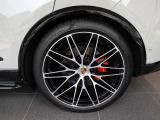 F:255/40R22、R:295/35R22