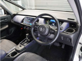 ◆視界広々で非常に運転しやすくロングドライブでも疲れを感じさせないすっきりとまとまったインパネ周りです。