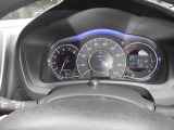 スピードメーターです。シンプルで運転中でも見やすいデザインですよ。