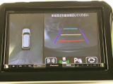 車両周囲を上から見た映像と後方のガイド表示を画面で確認でき、駐車時の周辺確認をサポートします。距離感や進行方向を把握する際にも役立ち、切り返しの場面で心強い装備です。
