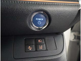 お車のキーはスマートキーです。キーを身につけた状態で車に近づき、ドアロックの解錠や施錠操作が出来ます。雨の日など両手がふさがっている時など、とっても便利ですね。