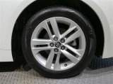 純正の16インチアルミホイール装着車です 純正は車両デザインに合わせてデザインしてありますのでクルマとのデザインマッチングは秀逸です