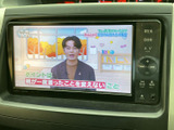テレビ画面を備えており、停車中の休憩時間などに映像を視聴できます。画面には番組映像が表示され、車内で過ごすひとときの楽しみを広げます。視聴は安全のため、必ず停車中にお楽しみください。
