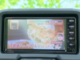 テレビ番組を画面で視聴できる装備です。お出かけ先で停車している間の休憩時間にも、映像を楽しめます。画面に番組が表示され、くつろぎのひとときに活用できます。