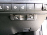 ETC車載器を装備しています。高速道路の料金所もストレスなく通行できます。すっきりとしたビルトインタイプですよ。
