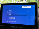 AMやテレビ、交通情報、Bluetoothなどの項目が一覧で表示され、使いたい機能を選びやすい画面構成です。日常の移動に合わせて、情報や音楽を手軽に切り替えてご利用いただけます。