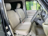 運転席まわりには十分なスペースがあり、大柄な方でもゆったり運転していただける環境です。