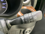 レバーには操作を示す表示があり、手元で確認しながら扱いやすい構成です。ウインカーやライト類に関わる操作をまとめて行えるため、日常の運転時に便利です。