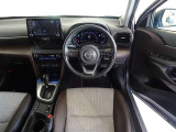 革巻きステアリングで快適な操作性の運転席です。