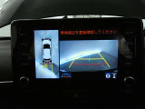 【全周囲モニター】車を上空から見下ろしたような映像をカーナビ画面に映し出し、車庫入れや縦列駐車をサポートしてくれます。