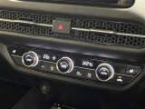 【左右独立オートエアコン】左右独立型、いわゆるデュアルエアコンです。運転席と助手席でそれぞれお好みの温度を設定可能です。