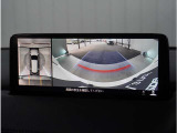 【360&deg;ビュー・モニター】専用カメラにより上から見下ろしたような視点で360度クルマの周囲を確認することができます。駐車が苦手な方でも縦列駐車や幅寄せ時に活躍してくれます。