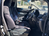 運転席と助手席は前方や左右の様子を確認しやすい視界が広がり、乗り降りもしやすい配置です。落ち着いた色合いのシートで、日々の移動をゆったり過ごしていただけます。