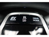【ecoモード・EVモード切替スイッチ】燃費を重視した【ecoモード】や夜間や早朝・住宅街などでご使用いただくことが多い【EVモード】に切り替えるときには運転席横のスイッチを使用します。