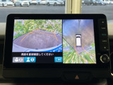 後方の映像に加えて車両周囲の様子も画面で確認でき、駐車時の安全確認をサポートします。ガイド線も表示されるため、後退時の目安として日常の駐車に役立ちます。