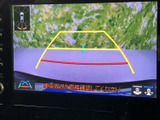 後方の映像に加え、車両周辺の目安となるガイド線が表示されます。駐車時に後ろの状況や進路を画面で確認でき、周囲を目視で確かめながら操作する際のサポートとして役立ちます。