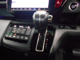 インパネシフトだから視線の移動も少なく足元もスッキリ。運転席もゆったりしているのでゆとりを持ってドライブできますね。