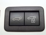 パワーバックドアを装備しています。バックドアを運転席からも開閉できます、便利ですよ。