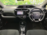 運転席まわりはメーターや画面が見やすい位置にまとまり、前方の視界も広く確保されています。シートは落ち着いた色合いで、日々の移動を過ごしやすい空間に仕上がっています。