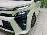 【LEDヘッドライト】悪天候や夜間走行時も良好な視界を確保し安心して運転できる高輝度LEDヘッドライトを装備!点灯速度が早く、消費電力も抑えられています。