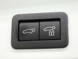 ワンタッチでバックドアが開閉。重たいバックドアも力いらずで開閉できる便利なパワーバックドア付きです!