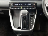 左右独立温度コントロールフルオートエアコンです。運転席、助手席それぞれで独立して温度設定ができます。冷え性の方が乗っても安心ですね♪
