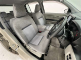 前席はベンチシート!運転席助手席間の移動ができます!