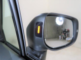 車体後部に内蔵されたセンサーによって、自車の後側方から接近する車両を検知。衝突の危険があるとシステムが判断した場合、ドアミラー内側のLEDインジケーターや警報音でドライバーに注意を促します!!