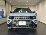 Jeep伝統のセブンスロットルグリルを引継現在風にアレンジされております。