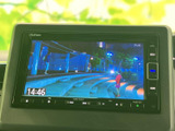 テレビ番組を画面で視聴でき、休憩中など停車時の時間を有効に過ごせます。時刻表示も確認できるため、車内でくつろぐひとときにも活用いただけます。