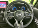 手元にスイッチ類がまとまり、前方を見ながら各種機能を操作しやすい配置です。握りやすい形状で、運転席まわりの操作を手元に集約した実用的な設計です。