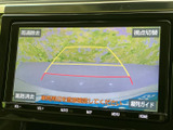 後方の様子を画面で確認しながら駐車でき、ガイド線も目安として活用できます。車両周辺を確認する習慣とあわせて使うことで、駐車時の位置合わせをサポートします。