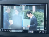 停車中にテレビ番組を楽しめる画面を備えています。画面が見やすく、車内で休憩するひとときにも活用できます。視聴の際は安全のため、必ず停車してご利用ください。