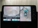 【パノラマモニター】に搭載した4つのカメラにより、車を真上から見ているような映像を表示。運転席から確認しにくい車両周囲の状況を把握できます。