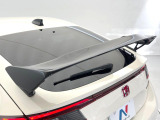 【大型リヤスポイラー】スポーツカーらしさがグッと引き立つ大型リヤスポイラーを装着♪高速走行時のスタビリティ(走行安定性)向上に役立ちます。
