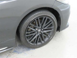 装着タイヤサイズは、225/45R18です。純正アルミホイールを装着しております。